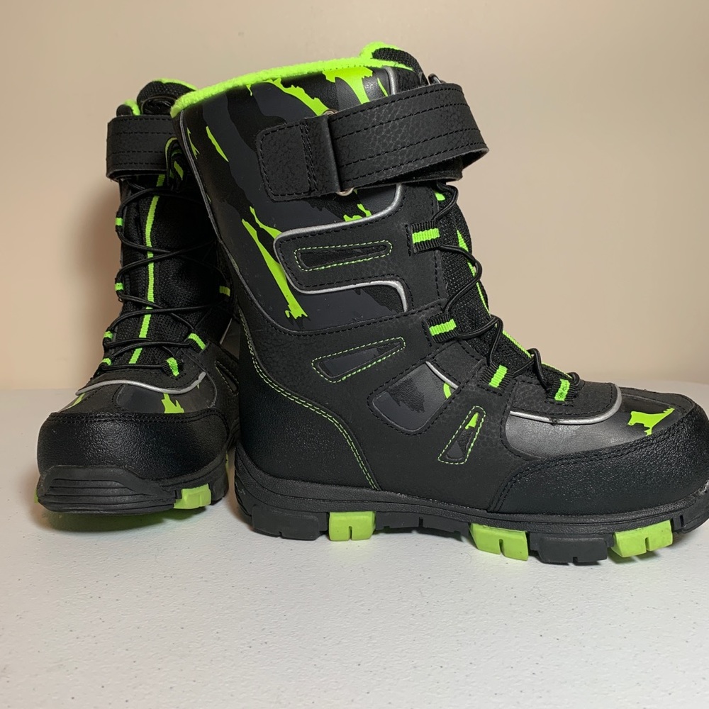Quest Boys Menace Snow Boots Size 2 NEW W/O Tags!